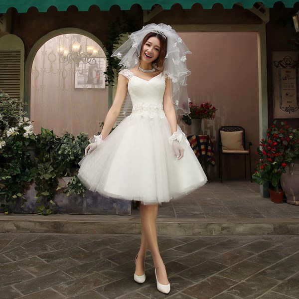 Gaun pengantin pendek yang paling indah: gambar gaun pendek untuk pengantin yang paling berani