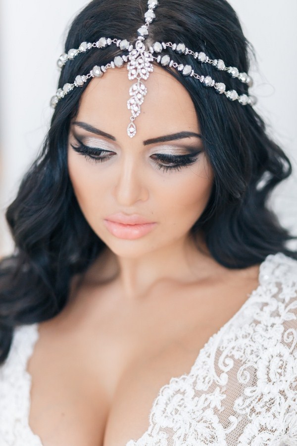 Cincin perkahwinan yang indah untuk pengantin perempuan 2024-2025: gambar, idea untuk solek perkahwinan