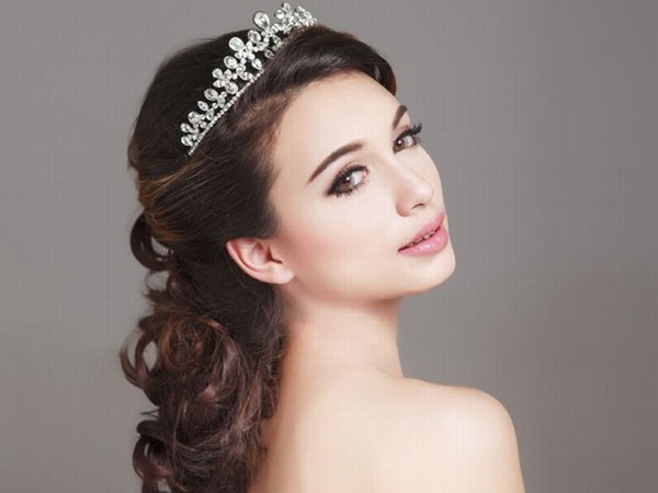 Cincin perkahwinan yang indah untuk pengantin perempuan 2024-2025: gambar, idea untuk solek perkahwinan