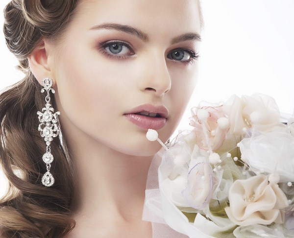 Cincin perkahwinan yang indah untuk pengantin perempuan 2024-2025: gambar, idea untuk solek perkahwinan