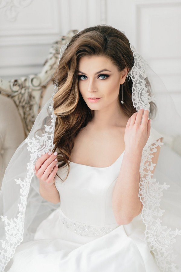 Cincin perkahwinan yang indah untuk pengantin perempuan 2024-2025: gambar, idea untuk solek perkahwinan