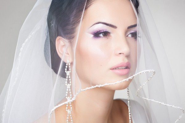 Cincin perkahwinan yang indah untuk pengantin perempuan 2024-2025: gambar, idea untuk solek perkahwinan