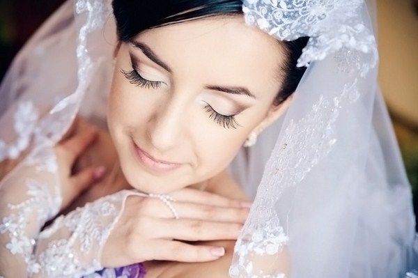 Cincin perkahwinan yang indah untuk pengantin perempuan 2024-2025: gambar, idea untuk solek perkahwinan