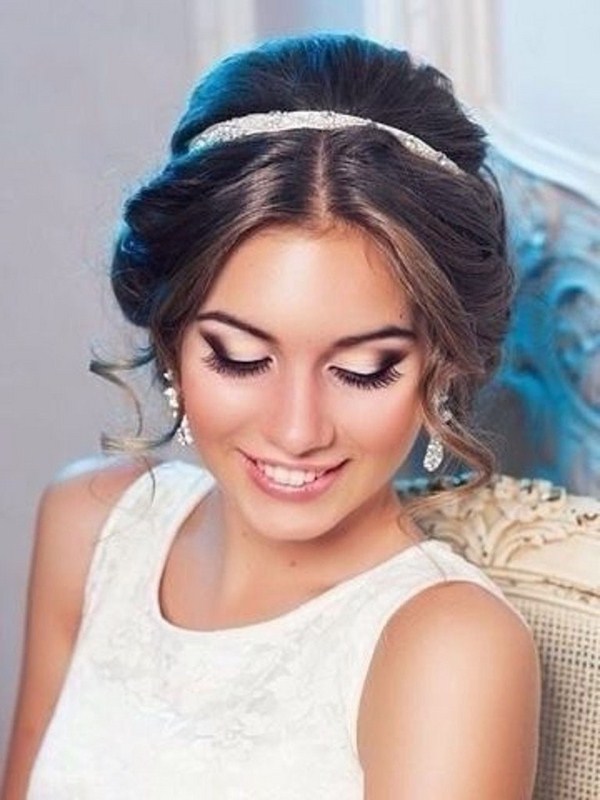Cincin perkahwinan yang indah untuk pengantin perempuan 2024-2025: gambar, idea untuk solek perkahwinan