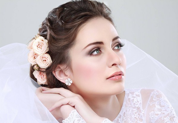 Cincin perkahwinan yang indah untuk pengantin perempuan 2024-2025: gambar, idea untuk solek perkahwinan