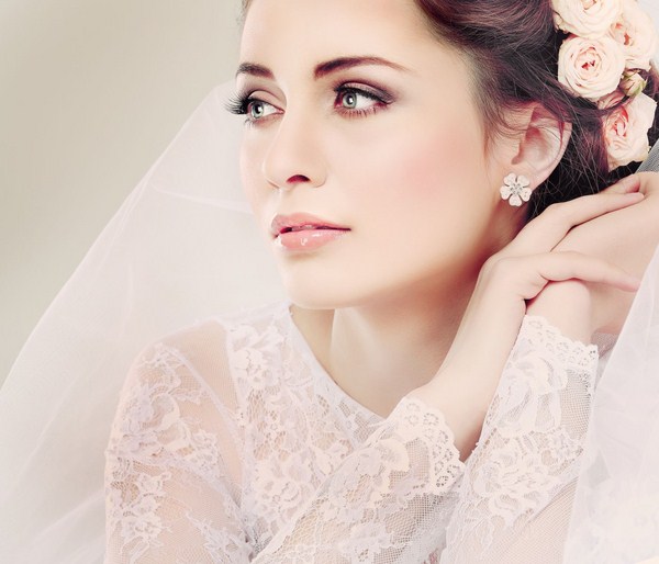 Cincin perkahwinan yang indah untuk pengantin perempuan 2024-2025: gambar, idea untuk solek perkahwinan