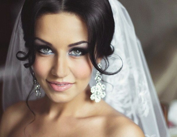Cincin perkahwinan yang indah untuk pengantin perempuan 2024-2025: gambar, idea untuk solek perkahwinan