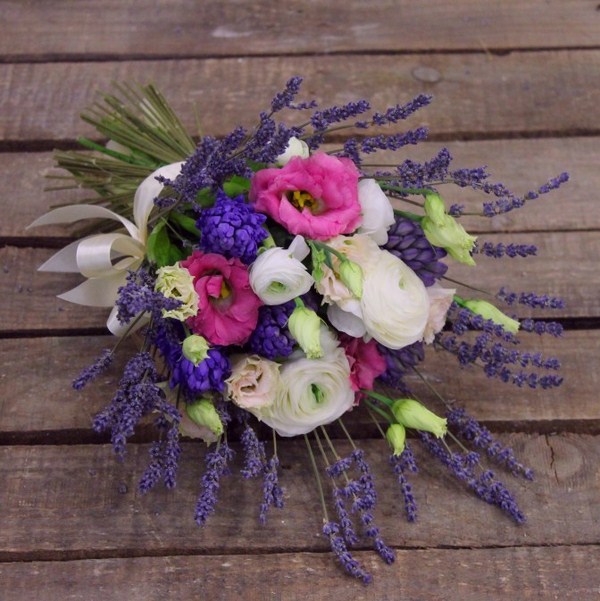 Bouquets bunga yang paling bergaya 2024-2025, gambar, trend bunga