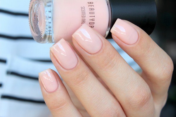 Manicure bogel cantik: gambar, berita, idea-idea manicure bogel