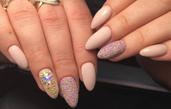Manicure bogel cantik: gambar, berita, idea-idea manicure bogel