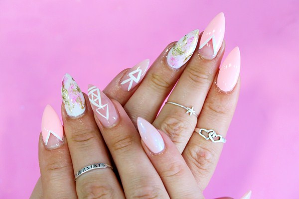 Manicure bogel cantik: gambar, berita, idea-idea manicure bogel
