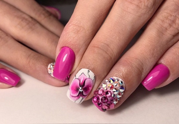 Manikur bunga yang menarik 2024-2025: gambar, idea-idea manicure dengan bunga