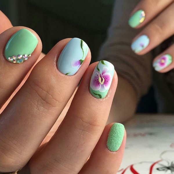 Manikur bunga yang menarik 2024-2025: gambar, idea-idea manicure dengan bunga