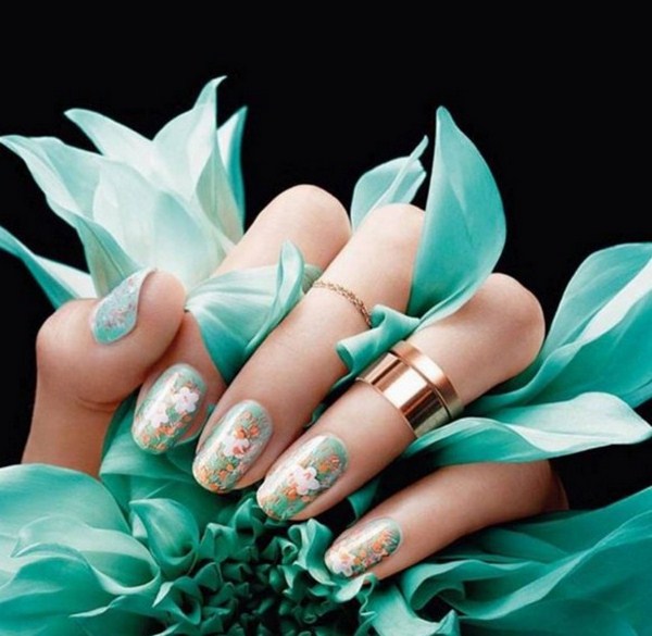 Manikur bunga yang menarik 2024-2025: gambar, idea-idea manicure dengan bunga