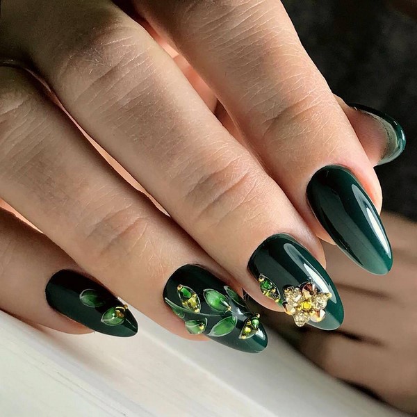 Manicure yang indah untuk kuku berbentuk almond 2024-2025: foto