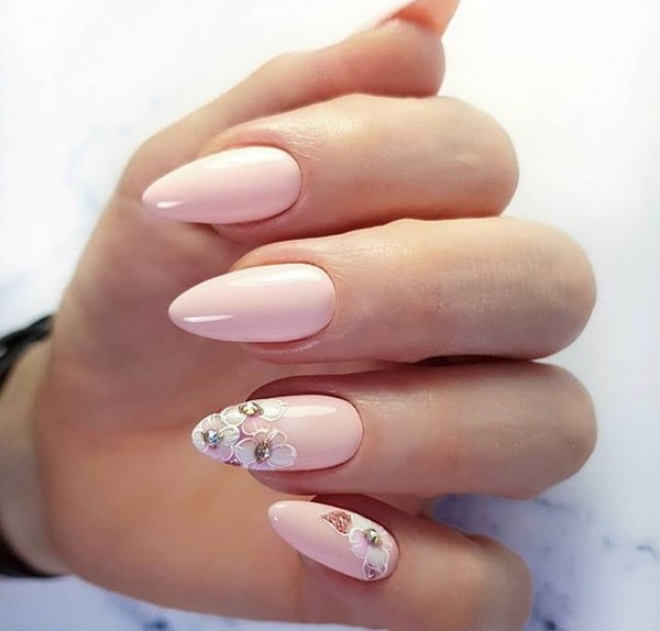 Manicure yang indah untuk kuku berbentuk almond 2024-2025: foto