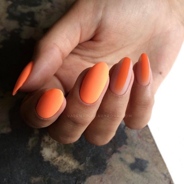 Manicure yang indah untuk kuku berbentuk almond 2024-2025: foto