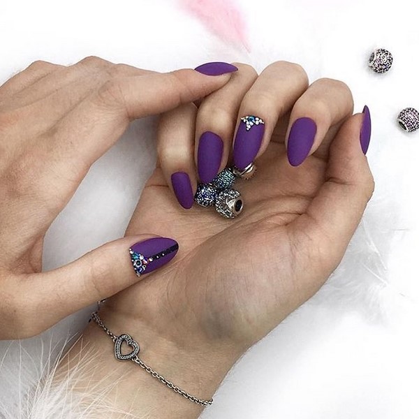 Manicure yang indah untuk kuku berbentuk almond 2024-2025: foto