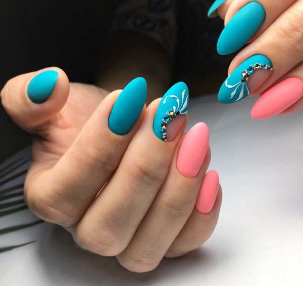 Manicure yang indah untuk kuku berbentuk almond 2024-2025: foto