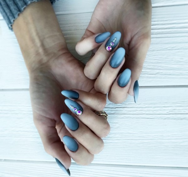 Manicure yang indah untuk kuku berbentuk almond 2024-2025: foto