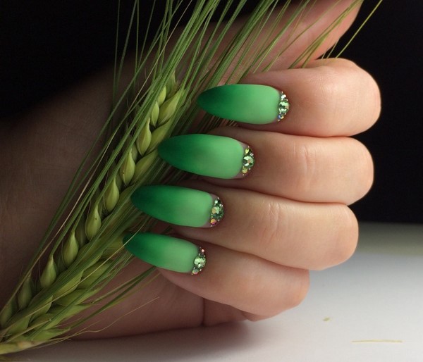 Manicure yang indah untuk kuku berbentuk almond 2024-2025: foto