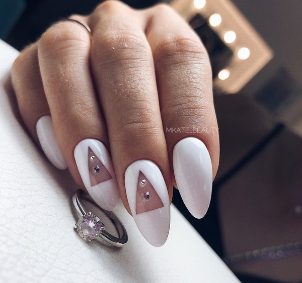 Manicure yang indah untuk kuku berbentuk almond 2024-2025: foto
