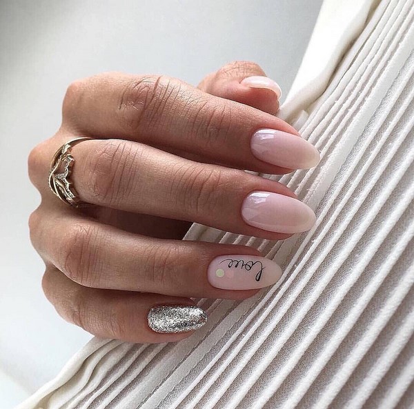 Manicure yang indah untuk kuku berbentuk almond 2024-2025: foto