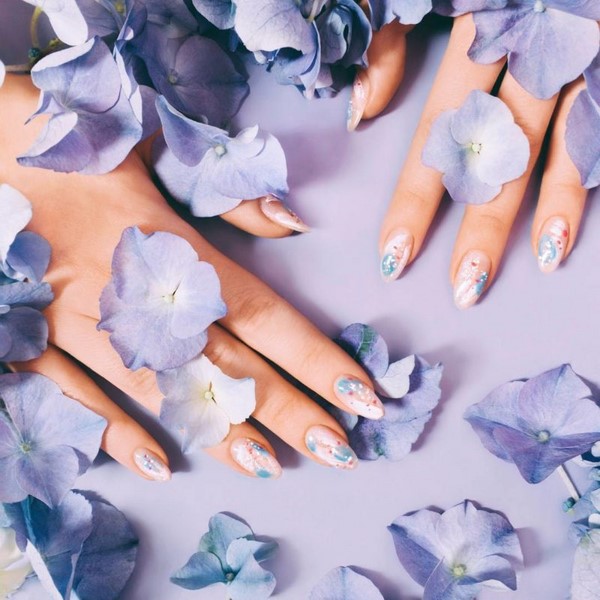 Manicure yang indah untuk kuku berbentuk almond 2024-2025: foto
