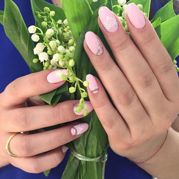 Manicure yang indah untuk kuku berbentuk almond 2024-2025: foto