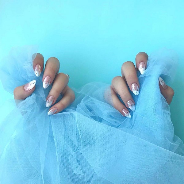 Manicure yang indah untuk kuku berbentuk almond 2024-2025: foto