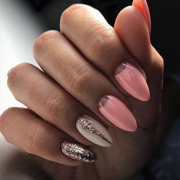 Manicure yang indah untuk kuku berbentuk almond 2024-2025: foto