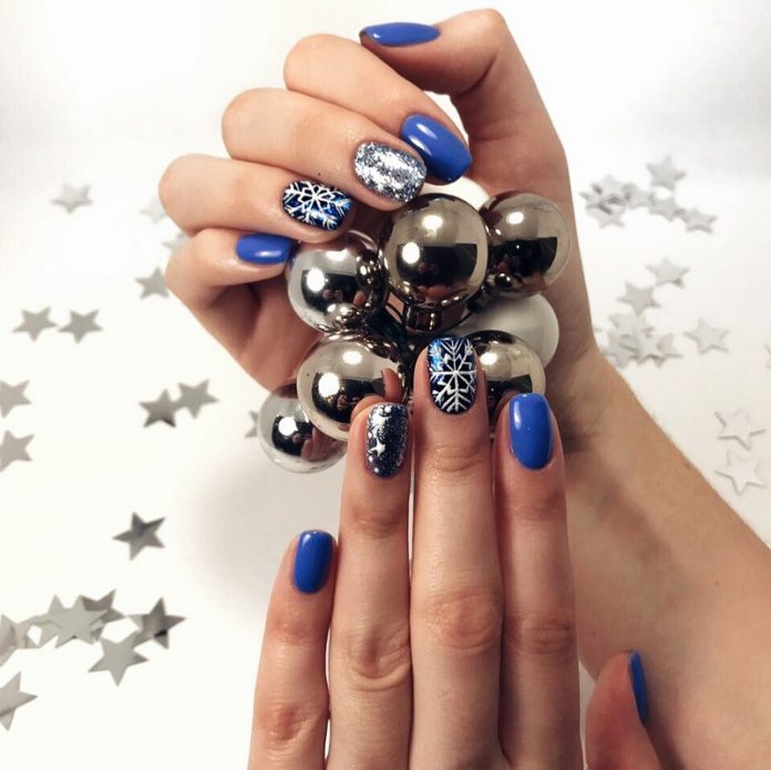 Manicure Tahun Baru Brilian 2024: contoh foto