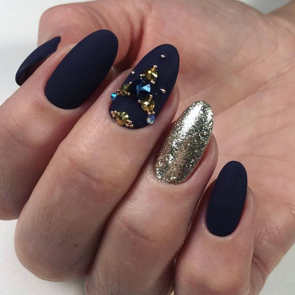 Manicure Tahun Baru Brilian 2024: contoh foto