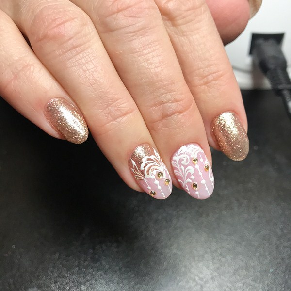 Manicure Tahun Baru Brilian 2024: contoh foto