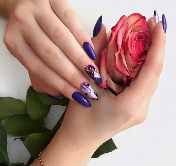 Reka bentuk kuku bergemerlapan perhiasan 2024-2025: manicure yang paling bergaya dalam foto