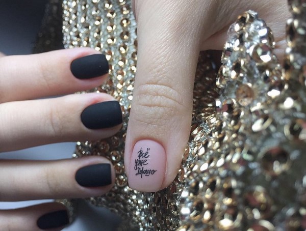 Manicure gelap bergaya 2024-2025 - trend terbaik dalam foto