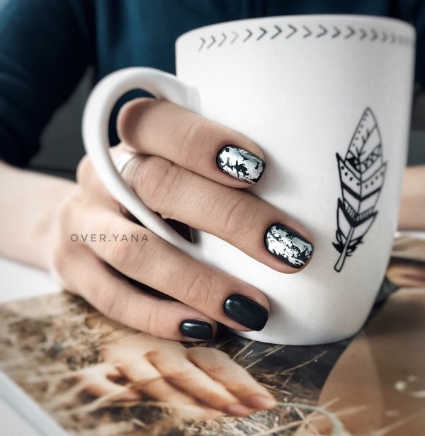 Manicure gelap bergaya 2024-2025 - trend terbaik dalam foto