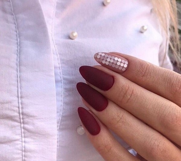 Manicure gelap bergaya 2024-2025 - trend terbaik dalam foto