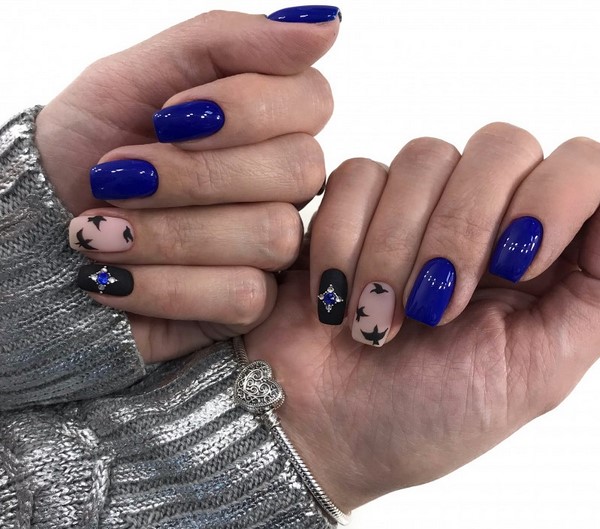 Manicure gelap bergaya 2024-2025 - trend terbaik dalam foto