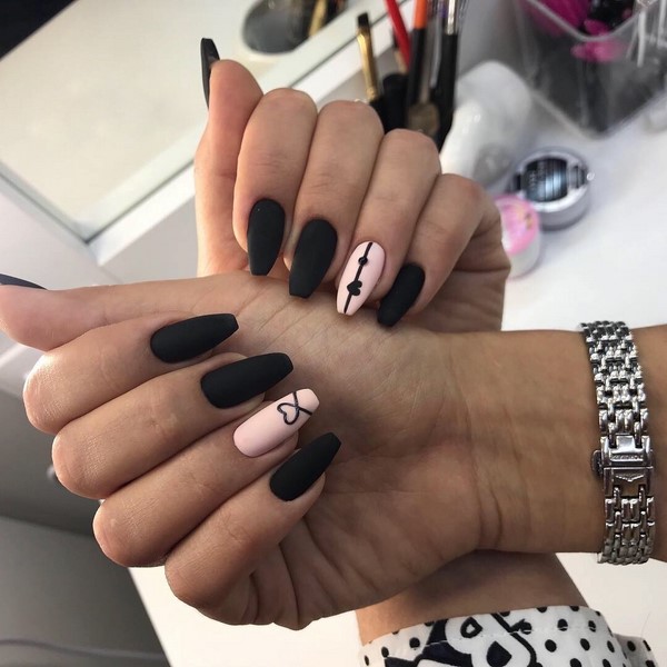 Manicure gelap bergaya 2024-2025 - trend terbaik dalam foto