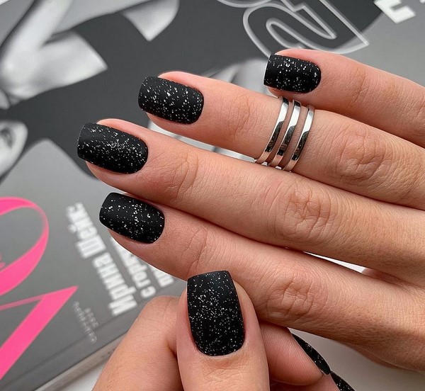 Manicure gelap bergaya 2024-2025 - trend terbaik dalam foto