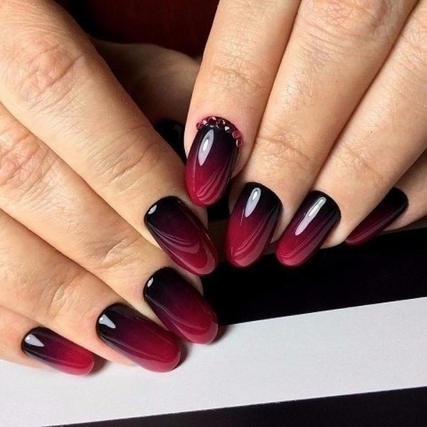 Manicure gelap bergaya 2024-2025 - trend terbaik dalam foto