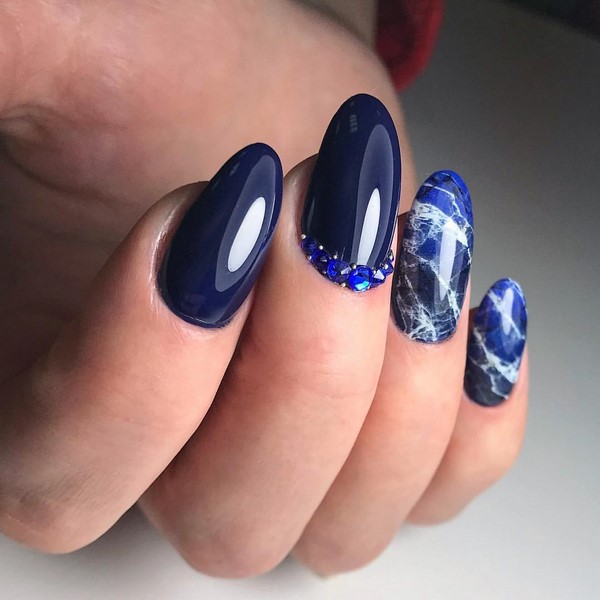 Manicure gelap bergaya 2024-2025 - trend terbaik dalam foto