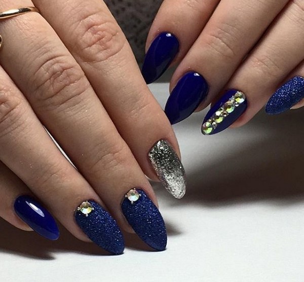 Manicure gelap bergaya 2024-2025 - trend terbaik dalam foto