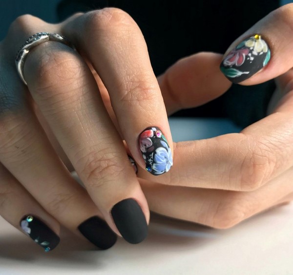 Manicure gelap bergaya 2024-2025 - trend terbaik dalam foto