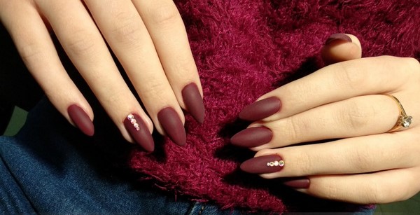 Manicure gelap bergaya 2024-2025 - trend terbaik dalam foto