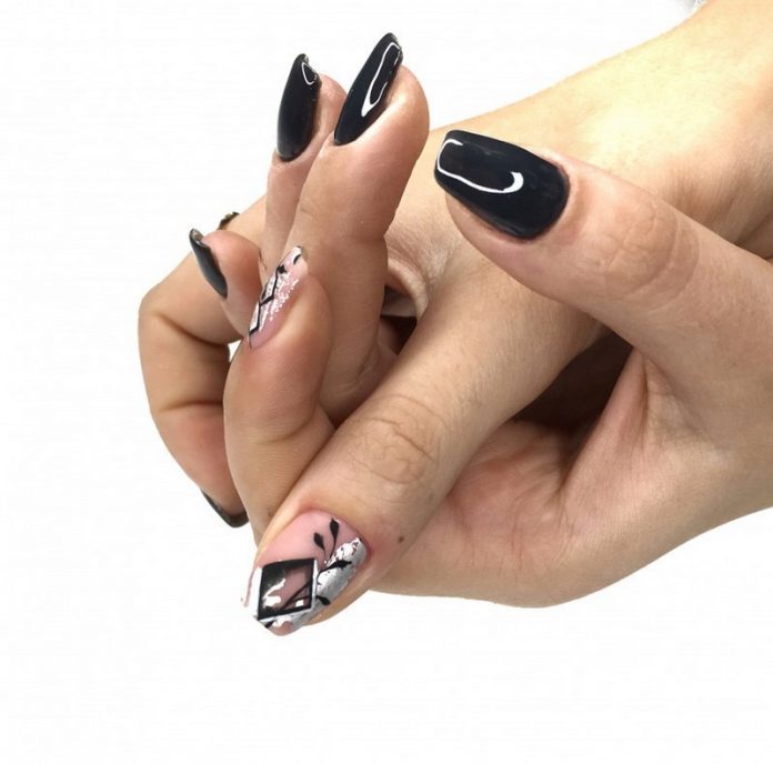 Manicure gelap bergaya 2024-2025 - trend terbaik dalam foto