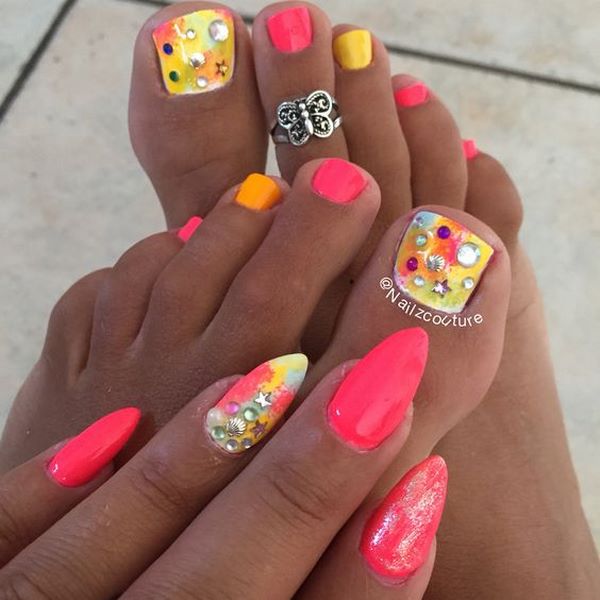 Reka bentuk pedicure musim panas 2024: trend terkini dalam foto