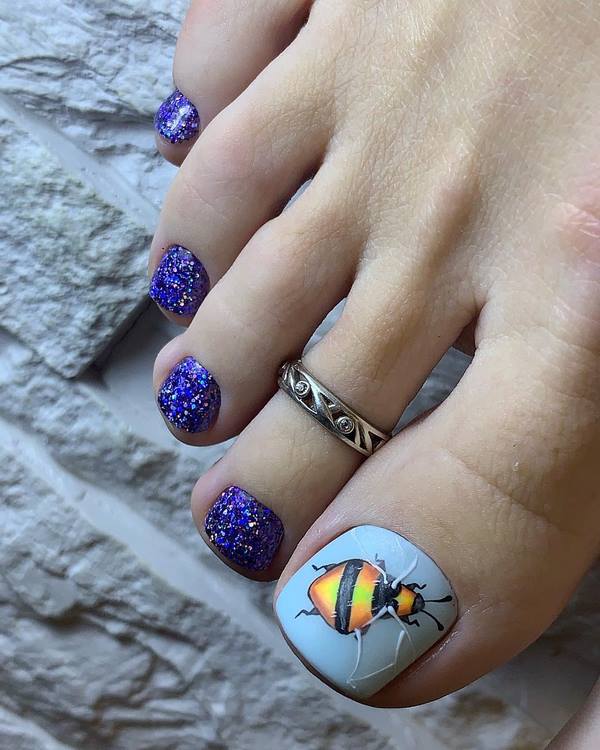 Reka bentuk pedicure musim panas 2024: trend terkini dalam foto