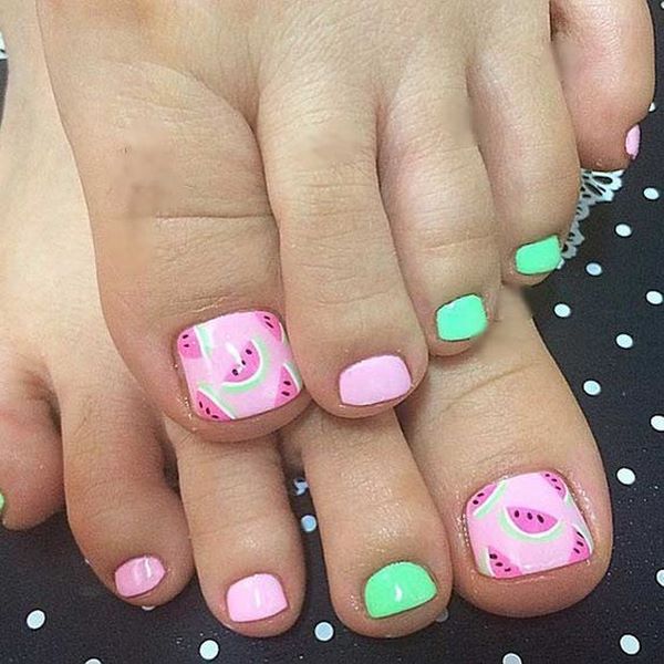 Reka bentuk pedicure musim panas 2024: trend terkini dalam foto